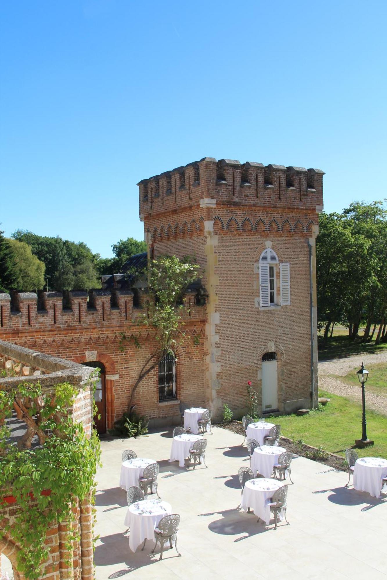 Hostellerie Du Château Les Muids La Ferté-Saint-Aubin Exterior foto
